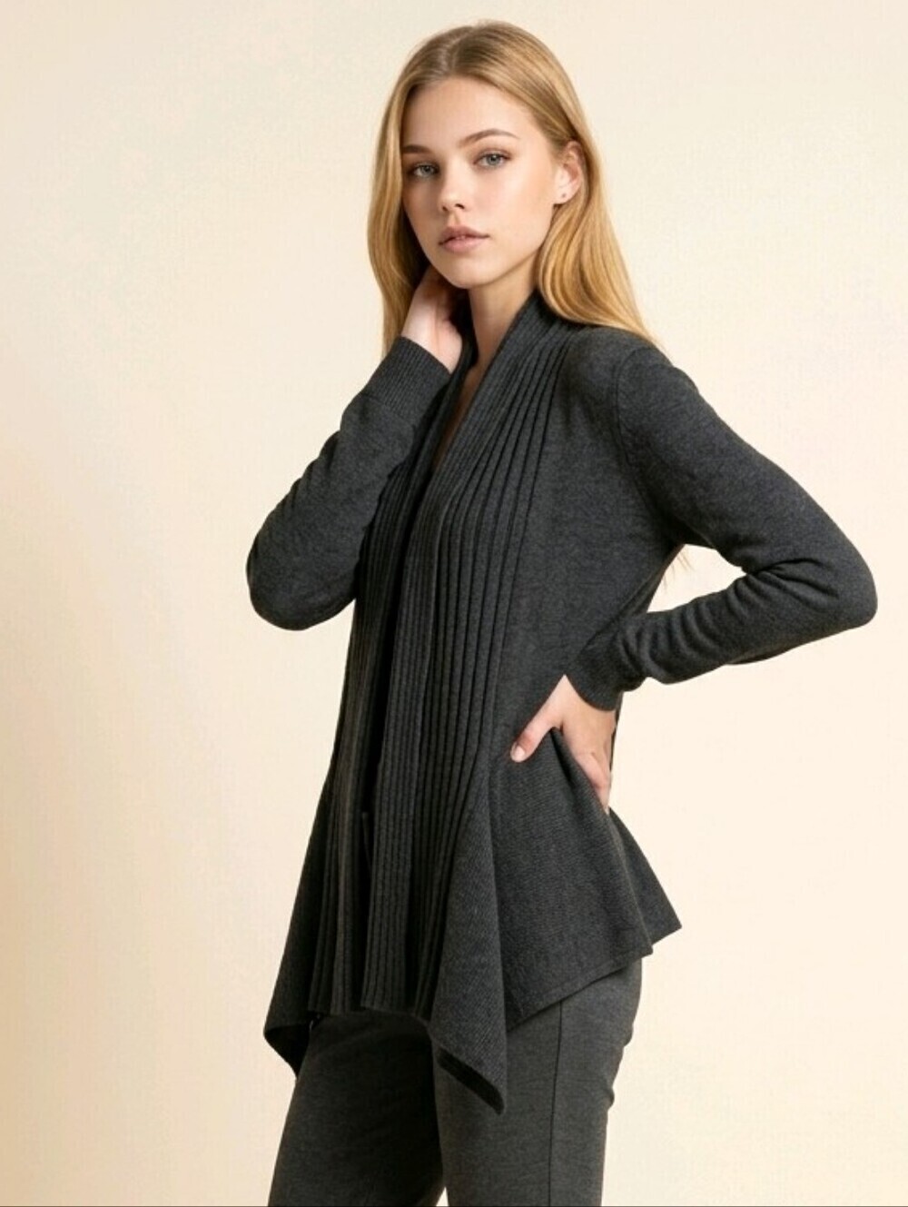 🙋Dress Barn black sweater 21.5 chest 23.5 length. Some pilling.